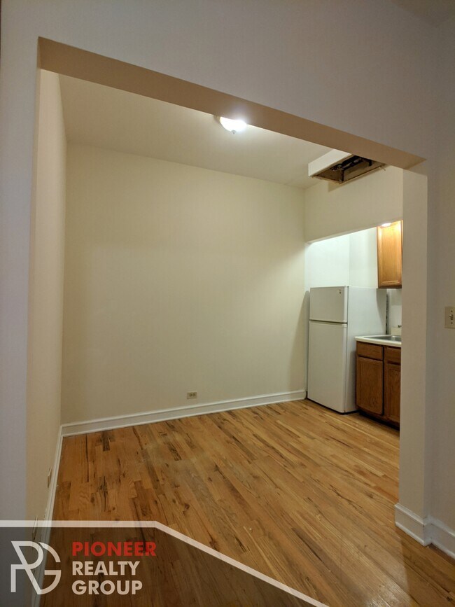 Foto del edificio - 546 W Wellington Ave
