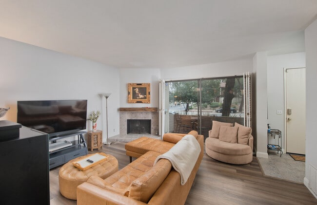 Building Photo - 5711 Owensmouth Ave