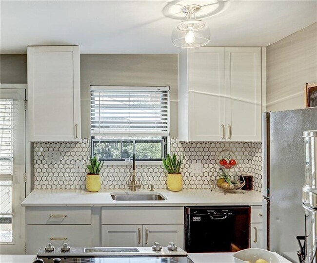 Foto del edificio - 8400 Jamestown Dr