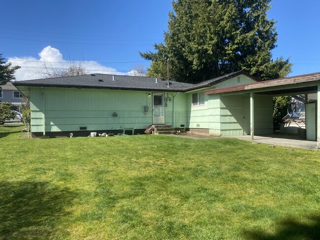 Building Photo - 4631 Fowler Ave