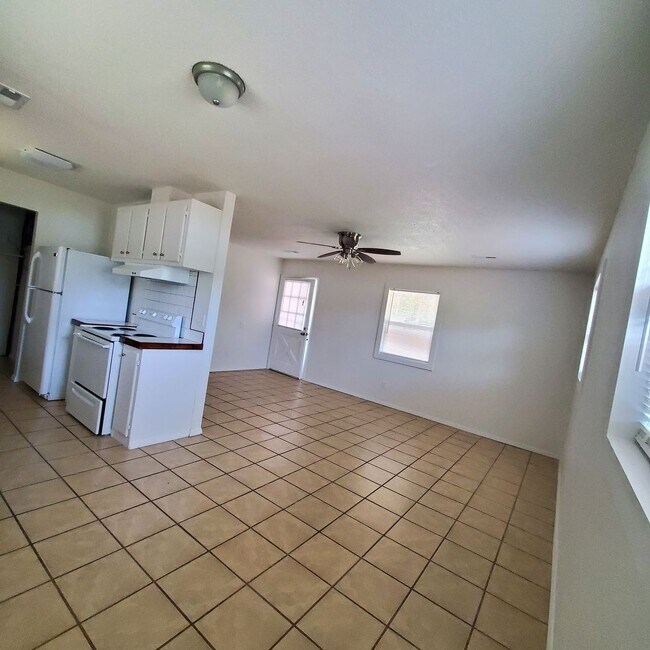 Building Photo - Ready to move in!