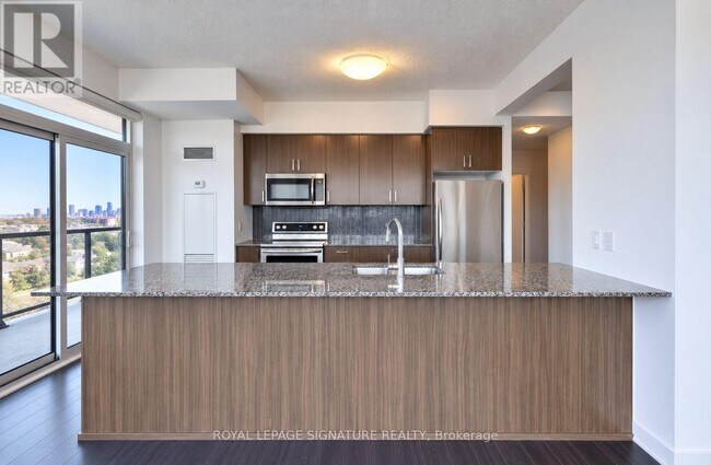 Photo du bâtiment - 1603 Eglinton Ave W