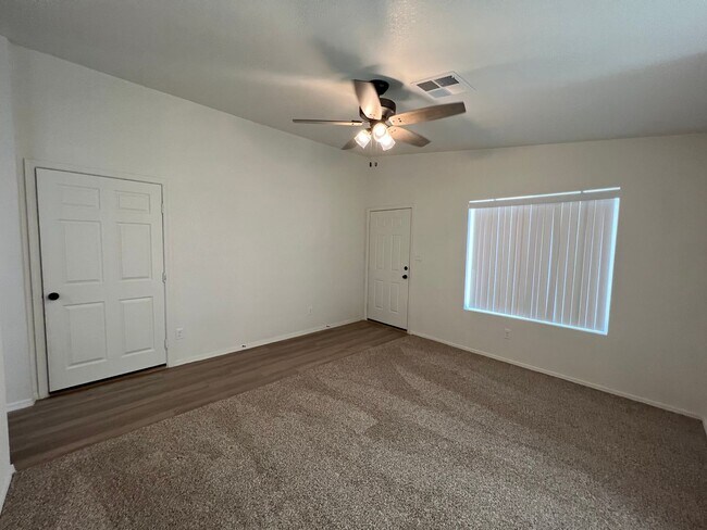 Foto del edificio - NICE 4 BEDROOM HOME!