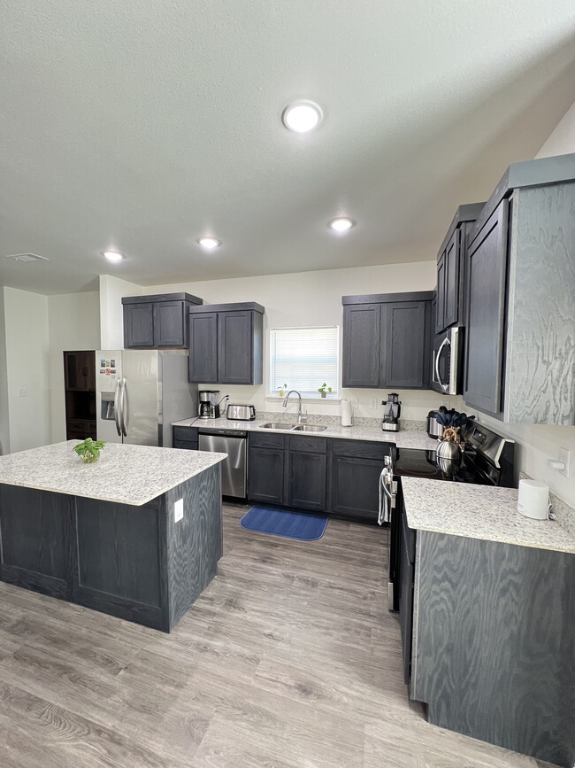 Building Photo - 1018 S Benchmark Ln