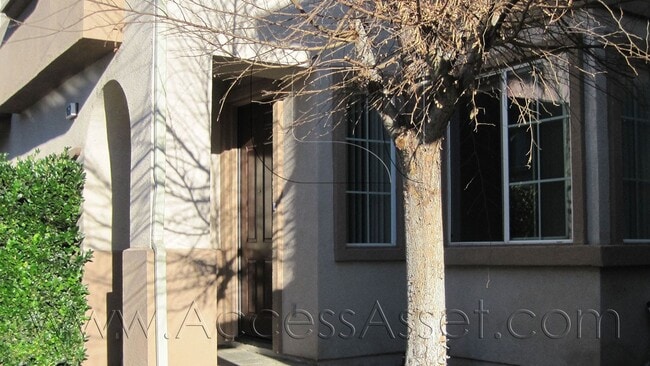 Building Photo - Spacious 4 Bed/2.5 Bath Condo In The Desir...