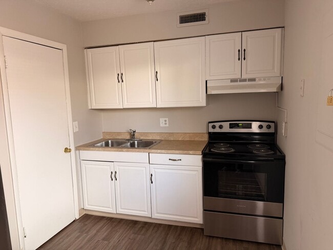 Building Photo - 2 Bedroom/1 Bath Garden Style Apartment available now!