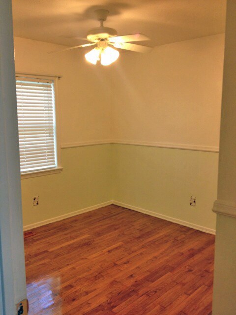 Building Photo - LOVELY 3 BR House! W/D Hookups, HW Floors,...