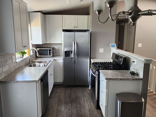 Foto del edificio - Charming 3-Bedroom Home in a Prime Location!