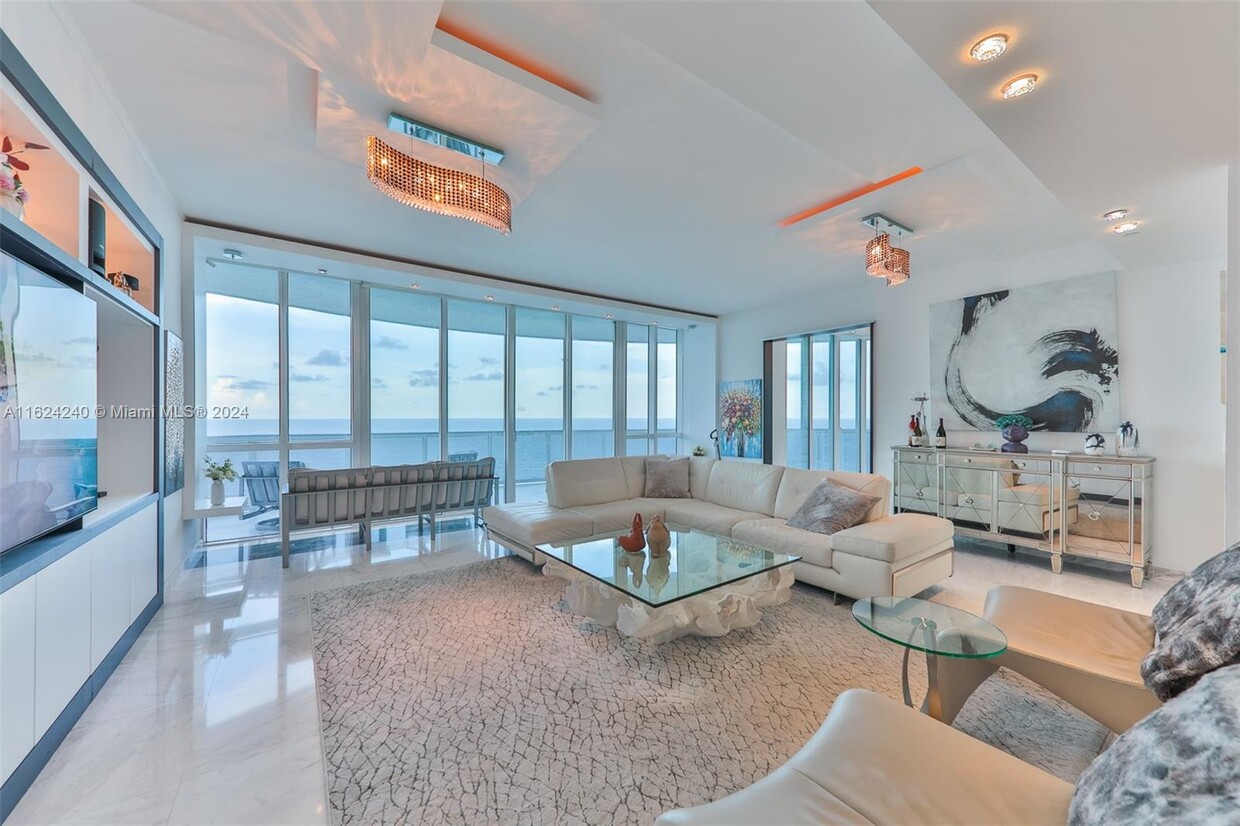 Foto principal - 16001 Collins Ave