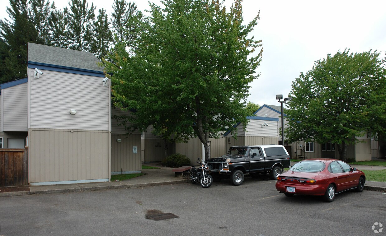 Pengra Court Apartments in Springfield, OR