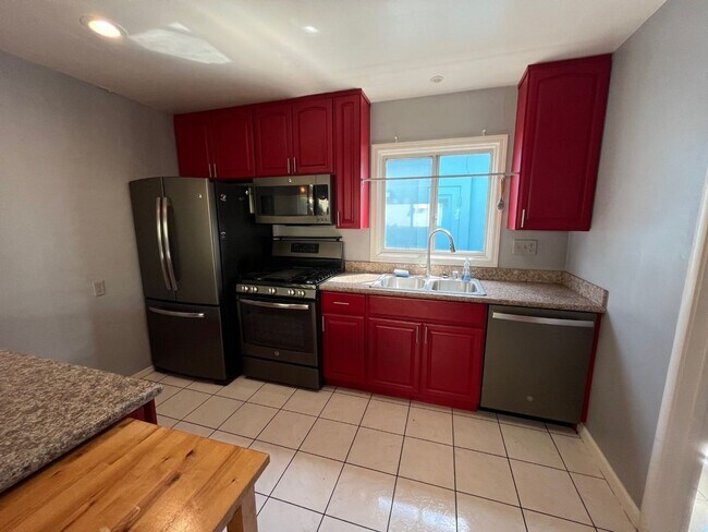 Foto del edificio - Three Bedroom House Available in Albany!!!