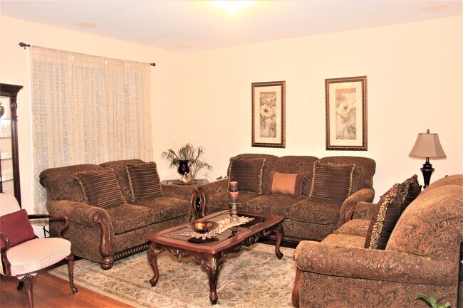 Foto del edificio - 2492 Waterbury Ln