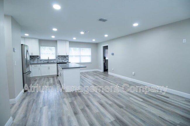 Building Photo - 3170 Roland Dr