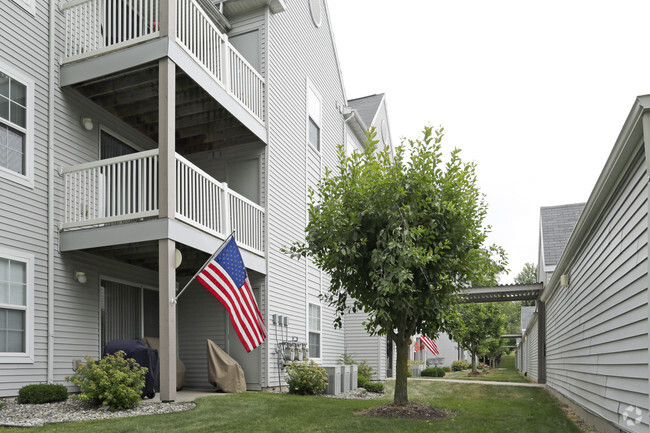 Balcones/patios grandes - Churchill Place Apartments