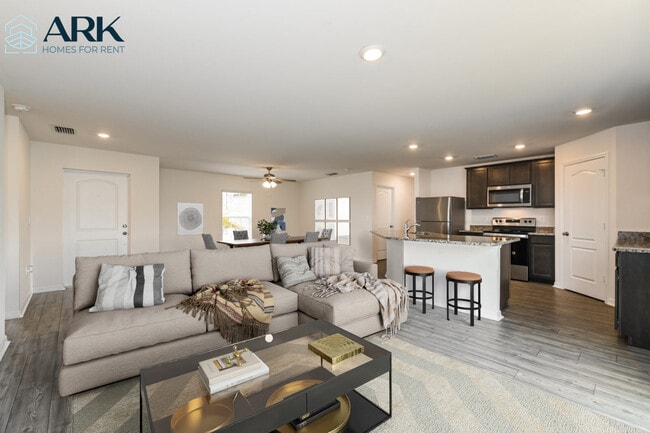 Building Photo - 854 Youngreen Dr, Fort Myers, FL