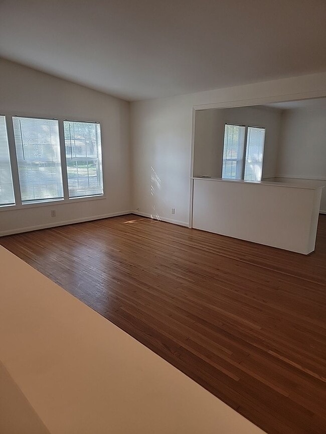 Foto del edificio - 3 bedroom 2 bathroom with 1 bedroom house in back