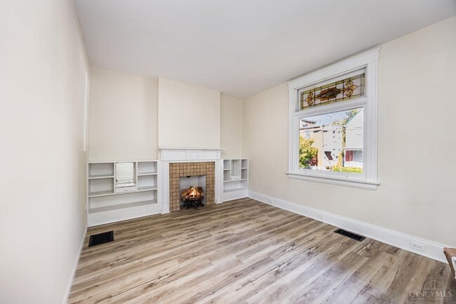 Foto del edificio - Two Bedroom Available Now and for 26-27 Year!