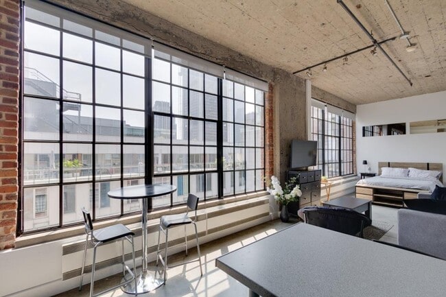 Building Photo - 454 Rue De la Gauchetière O