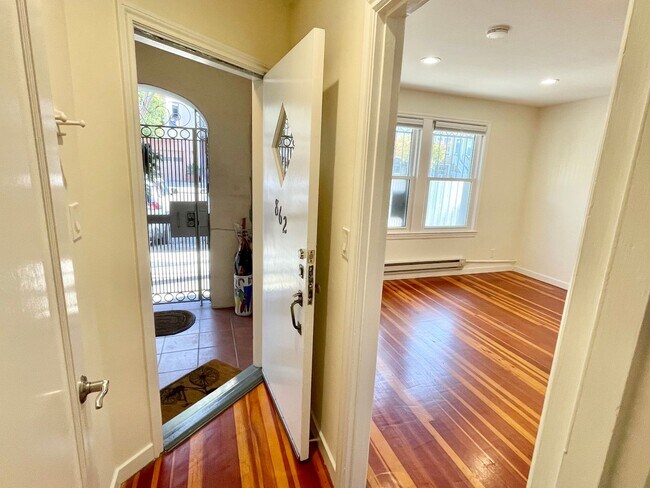 Foto del edificio - 1BR/1BA Remodeled Garden Unit! Charm Galor...