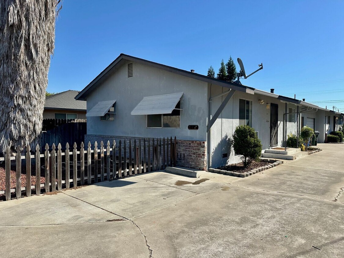 Foto principal - 2 bedroom 1 bath duplex