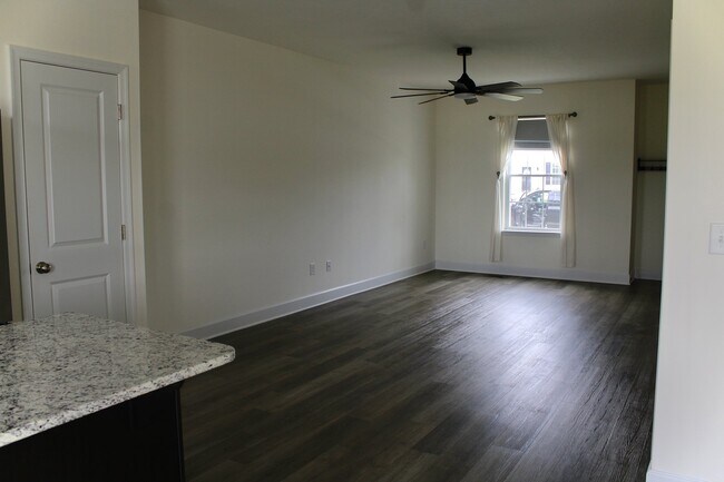 Building Photo - 3764 Castle Dr