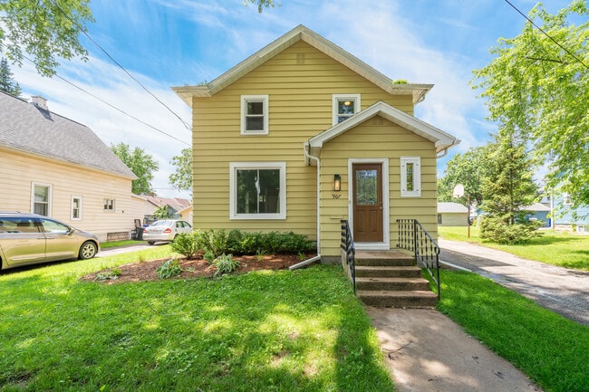Fresh landscaping - 907 N Fair St