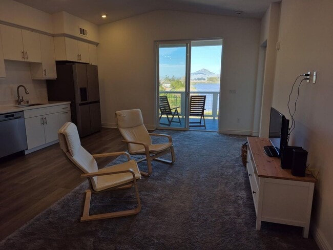 Foto del edificio - Spacious 3 Bedroom 2 Full Bath Condo with Stunning Views and Energy Savings