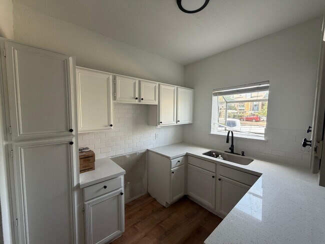 Foto del edificio - 2323 Fairwind Rd
