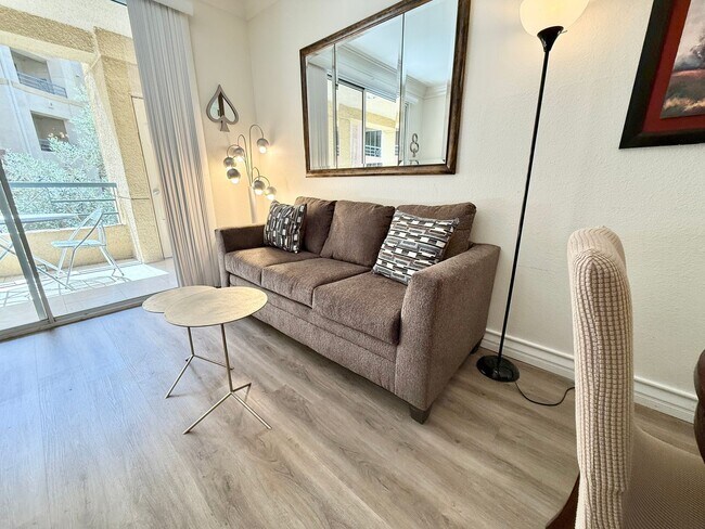 Foto del edificio - Meridian - Luxury STUDIO Condo w/ laminate Flooring. Pool View in Resort Style Community.