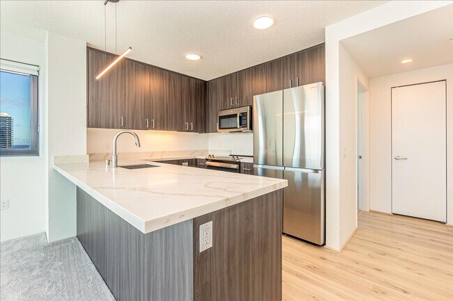 Foto del edificio - High Floor 2 BED/2 BATH/2 PRKG in brand ne...