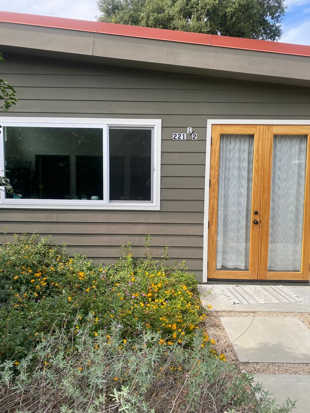 French doors open onto a small patio for alfresco dining, a large grapefruit tree & mountain view - 221 Wapello St