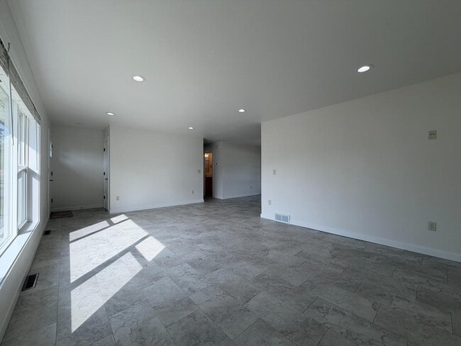 Building Photo - 2523 El Rio Dr