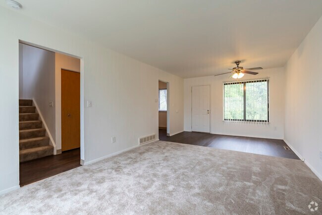 3 habitaciones, 1,5 baños - 1125 pies cuadrados - Sala de estar/comedor - Oak Meadows