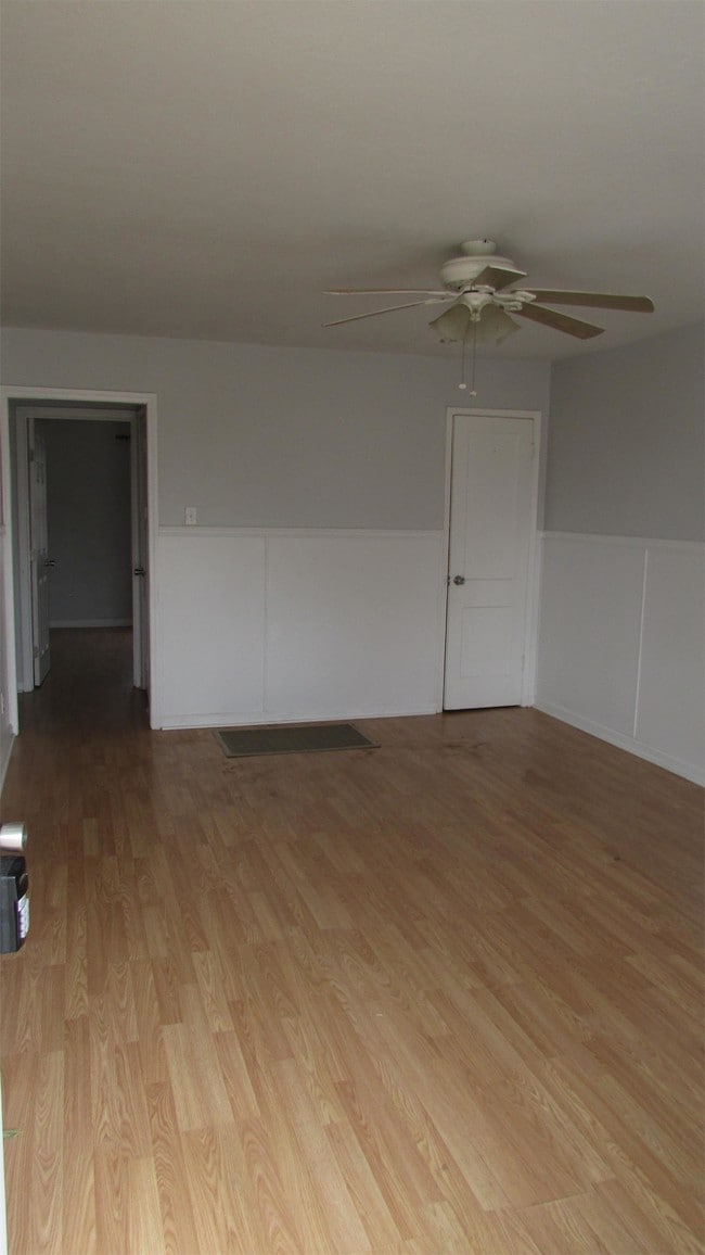 Building Photo - 902 E Rose Dr