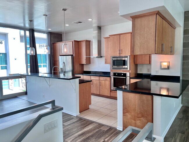 Building Photo - 378 S Farmer Ave
