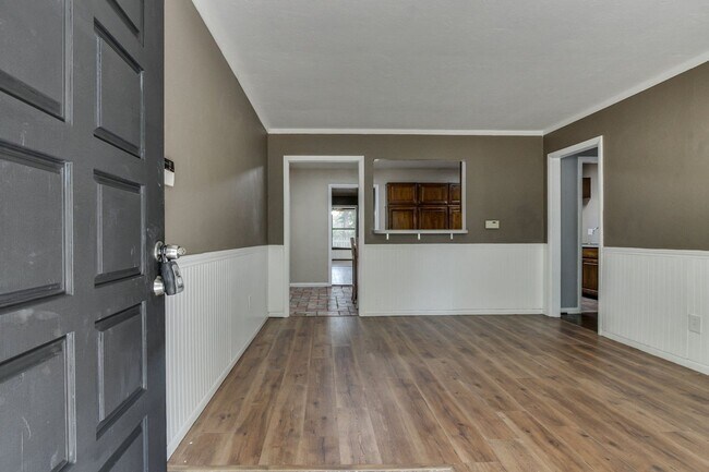 Building Photo - Spacious mid-century ranch home in Clegern