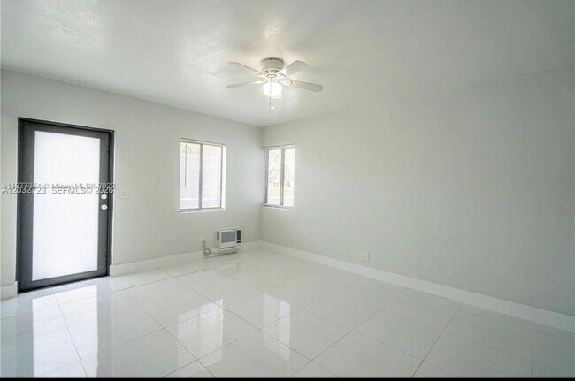 Foto del edificio - 7935 Crespi Blvd