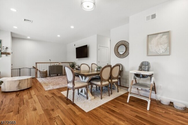 Foto del edificio - 437 Pompton Ave
