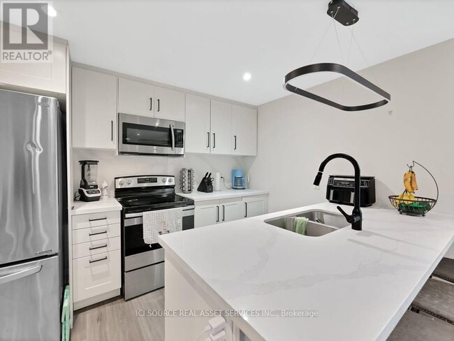 Building Photo - 493 Queen Victoria Dr
