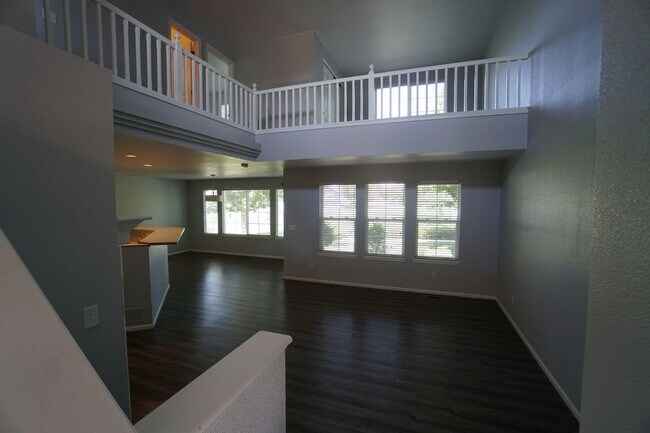 Foto del edificio - Spacious Creekside Townhome in Stroh Ranch