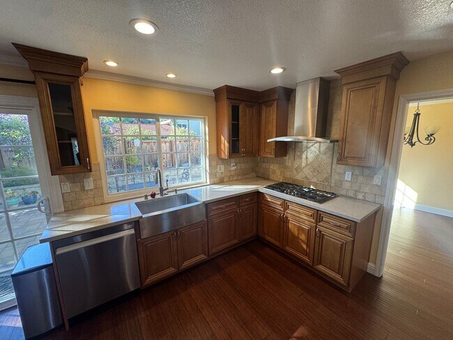 Building Photo - Pleasanton Foothills 5 bed / 3 bath, Singl...