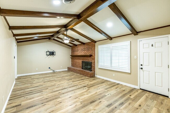 Building Photo - Spacious 3 bedroom with an office!