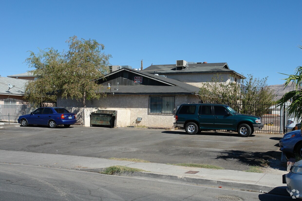 Primary Photo - 1425 Henry Dr