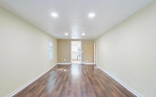 Building Photo - 161 E Barney Ave
