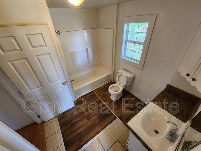 Building Photo - 400 N Division St