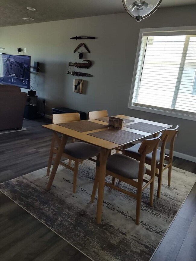 Building Photo - Modern 3 bed 2 bath House