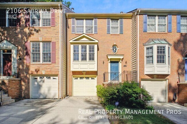 Building Photo - Spacious & Sunny Tyson's Corner Townhouse!