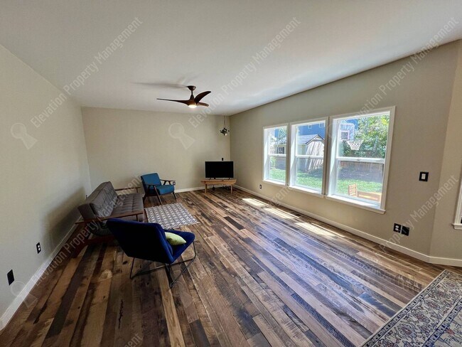Foto del edificio - **UNFURNISHED** Spacious 4-Bedroom Home in...