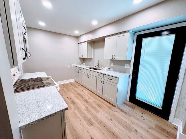 Foto del edificio - 2-4 Bedroom 1 Bathroom Home