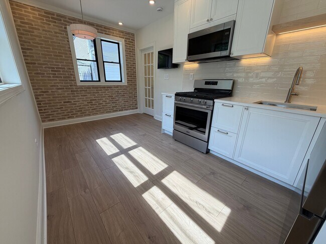 Building Photo - 5016 N Lawndale Ave